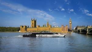 Jupiter Clipper Passes The Houses Of Parliament Retouch